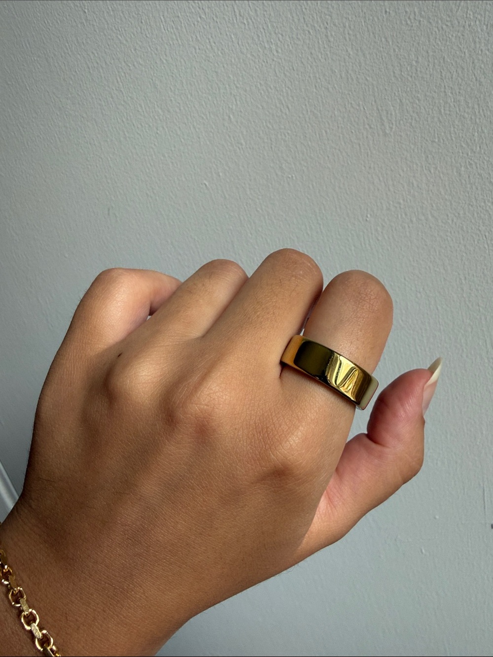 Oura Ring 4 Gold Size 9 Charger Included
